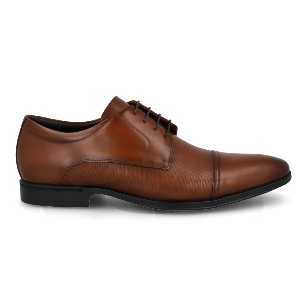 Sapato social masculino Constantino modelo 4220 na cor whisky, confeccionado em couro legítimo com acabamento liso e fechamento por cadarço.